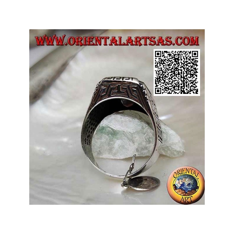 Anello in argento con granato rettangolare sfaccettato e labirinto geometrico inciso sui lati