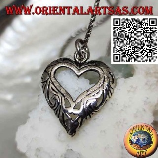 Colgante de plata con decoración calada en forma de corazón
