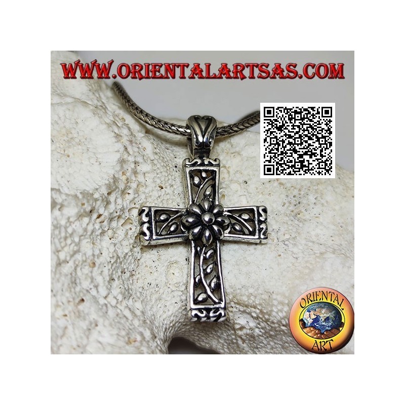 Colgante de plata cruz latina con adornos florales y margarita central