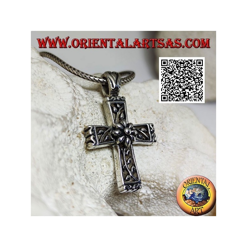 Colgante de plata cruz latina con adornos florales y margarita central