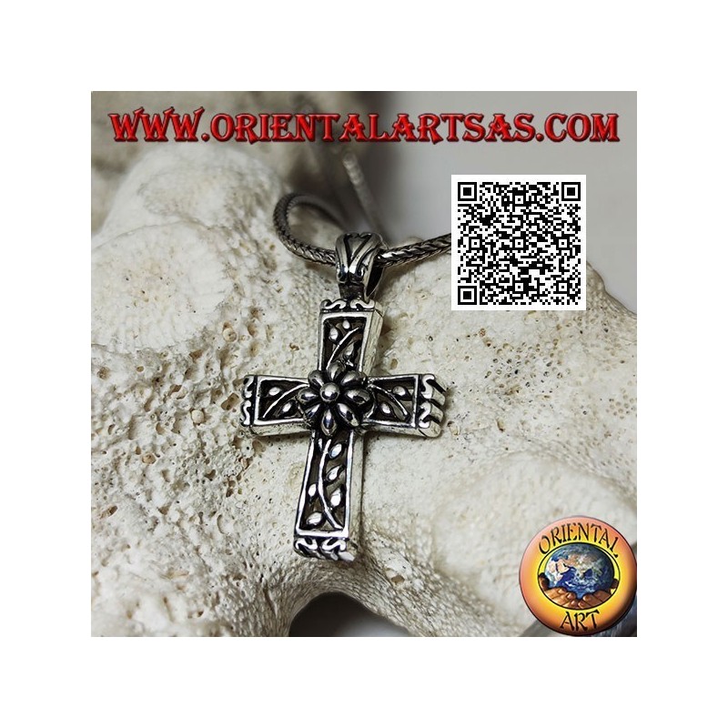 Pendentif en argent croix latine avec décorations florales et marguerite centrale
