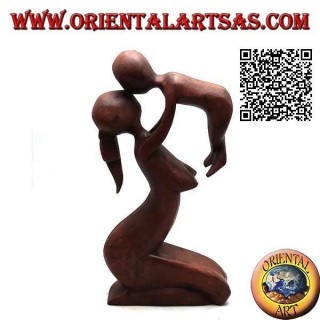 Escultura de una madre que se eleva al cielo y besa a su hijo en madera de suar de 20 cm.