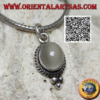 Pendentif en argent avec pierre de lune ovale entourée de tissage et trois boules en dessous