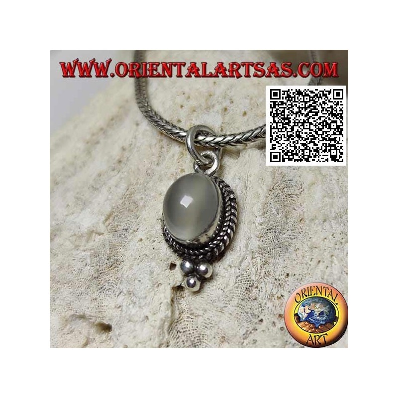 Colgante de plata con piedra de luna ovalada rodeada de tejido y tres bolas debajo