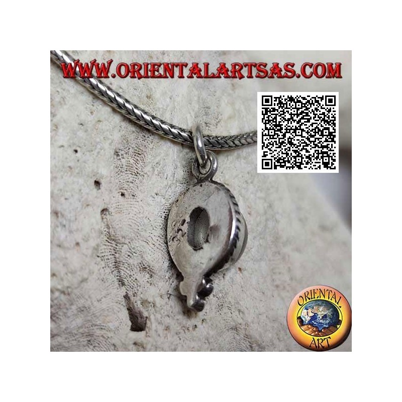 Colgante de plata con piedra de luna ovalada rodeada de tejido y tres bolas debajo