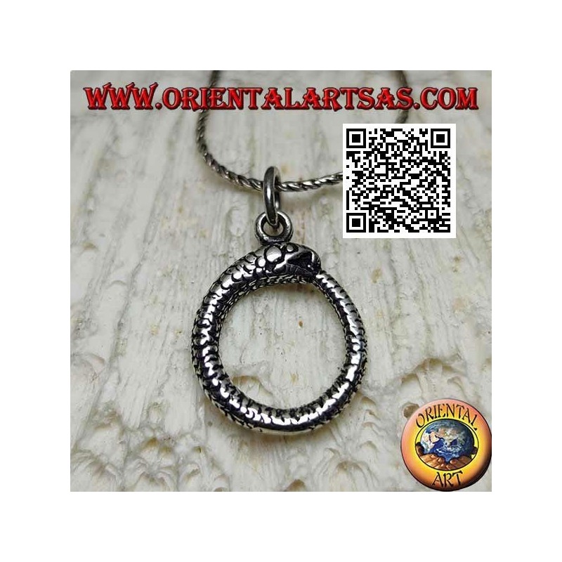 Colgante de plata en forma de Ouroboros o Ouroboros