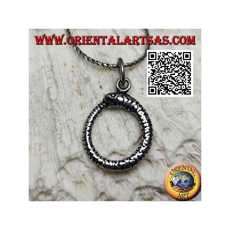 Colgante de plata en forma de Ouroboros o Ouroboros