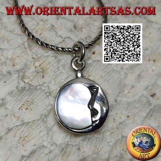 Round silver pendant with decreasing moon embraced in mother of pearl