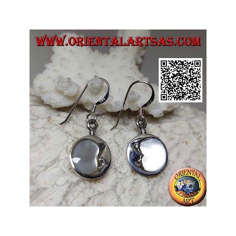 Pendientes colgantes redondos de plata con luna creciente abrazado por nácar