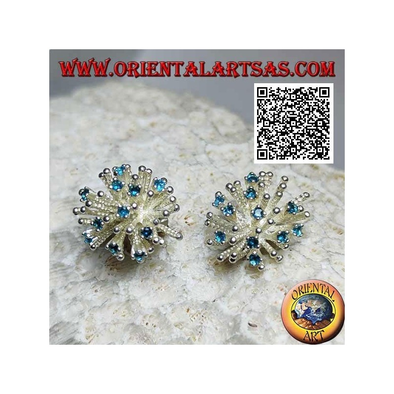 Pendientes de plata de lóbulo en forma de anémona de mar con procesamiento de raso y engastado de circonitas celestes