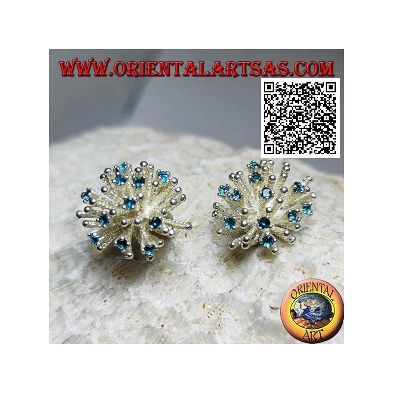 Boucles d'oreilles en argent de lobe en forme d'anémone de mer avec traitement satiné et sertis de zircons bleu clair