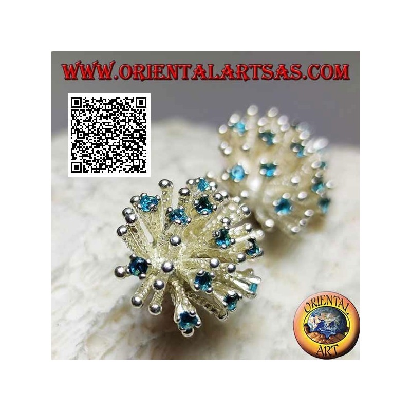 Pendientes de plata de lóbulo en forma de anémona de mar con procesamiento de raso y engastado de circonitas celestes