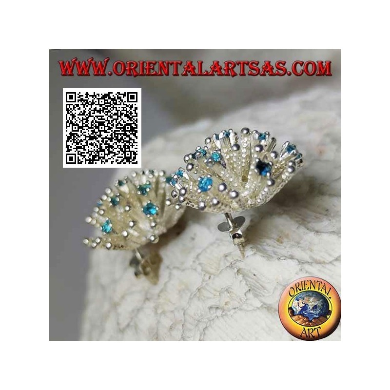 Orecchini in argento da lobo a forma di anemone di mare con lavorazione satinata e zirconi celesti incastonati