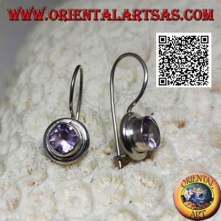 Silberne Ohrringe mit natürlichem rundem Amethyst auf einem glatten Rahmen mit einer glatten Kante