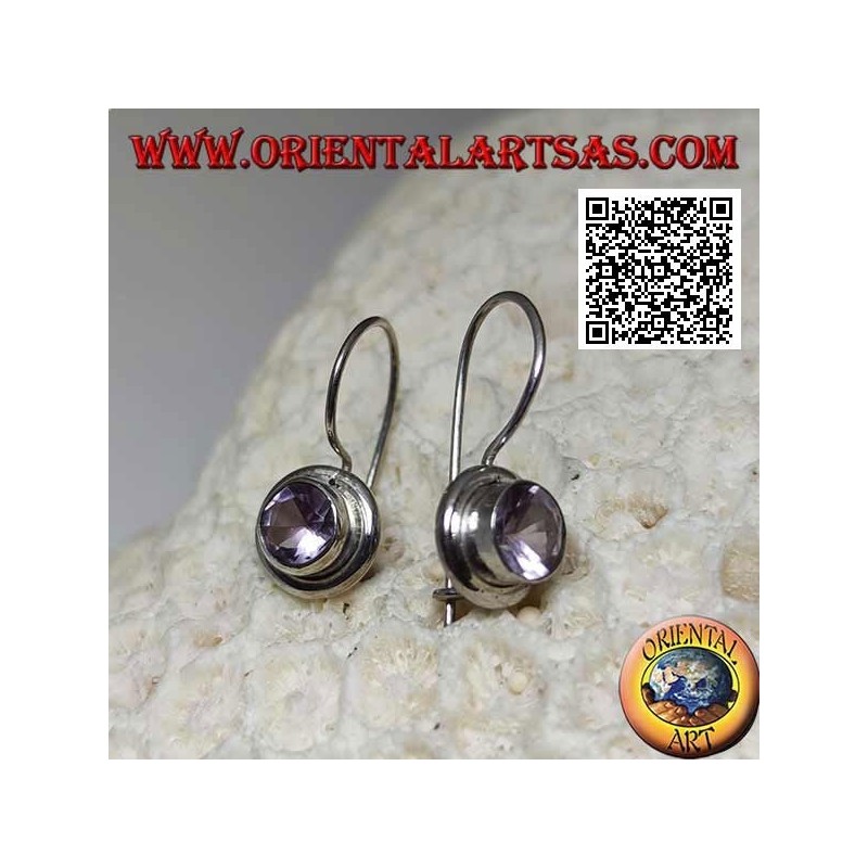 Boucles d'oreilles en argent avec améthyste ronde naturelle sur une monture lisse avec un bord lisse