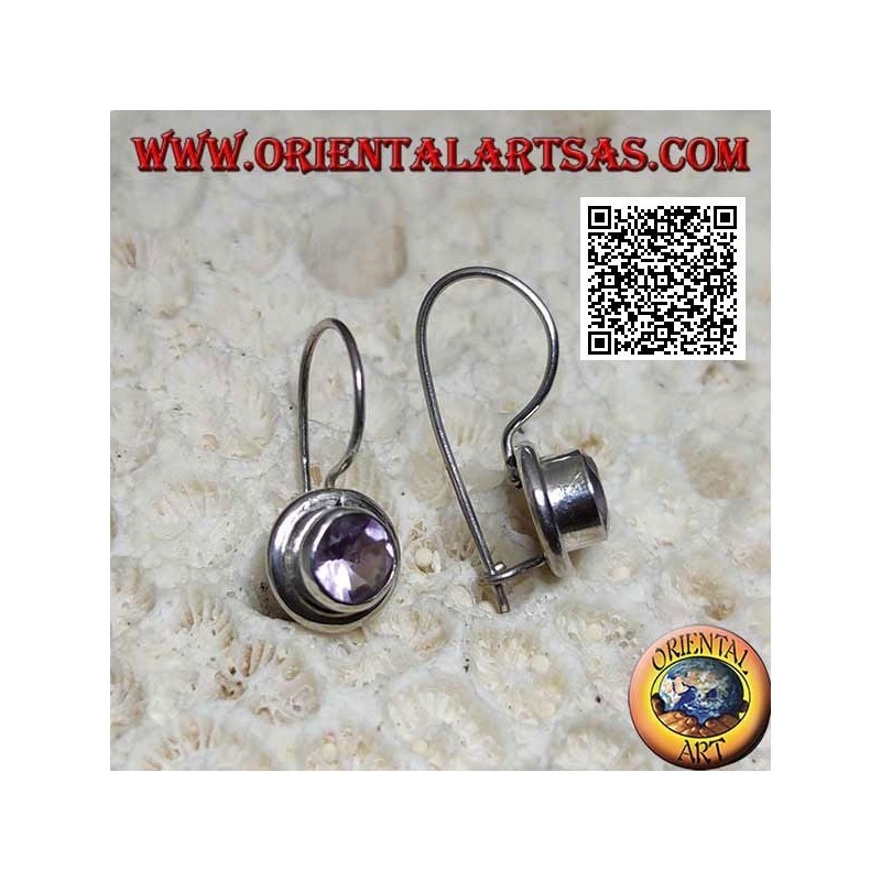 Boucles d'oreilles en argent avec améthyste ronde naturelle sur une monture lisse avec un bord lisse