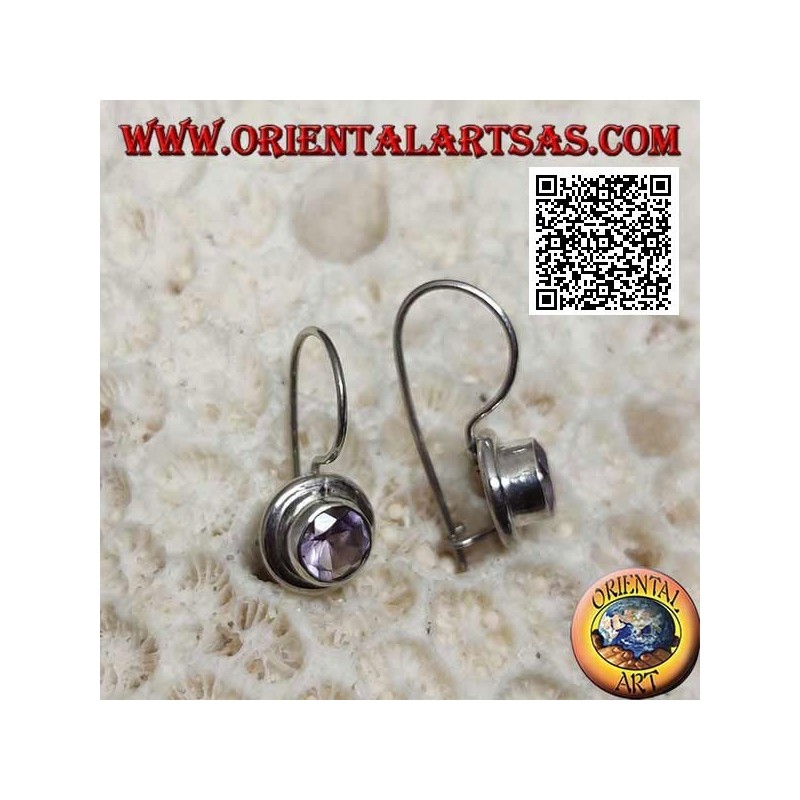 Boucles d'oreilles en argent avec améthyste ronde naturelle sur une monture lisse avec un bord lisse