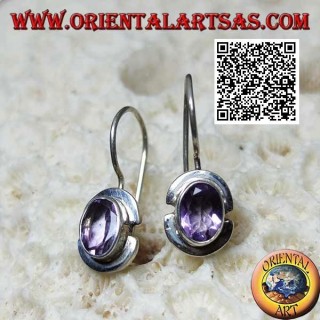 Silberne Ohrringe mit natürlichem ovalem Amethyst auf einem glatten Rahmen mit gebrochener Kante