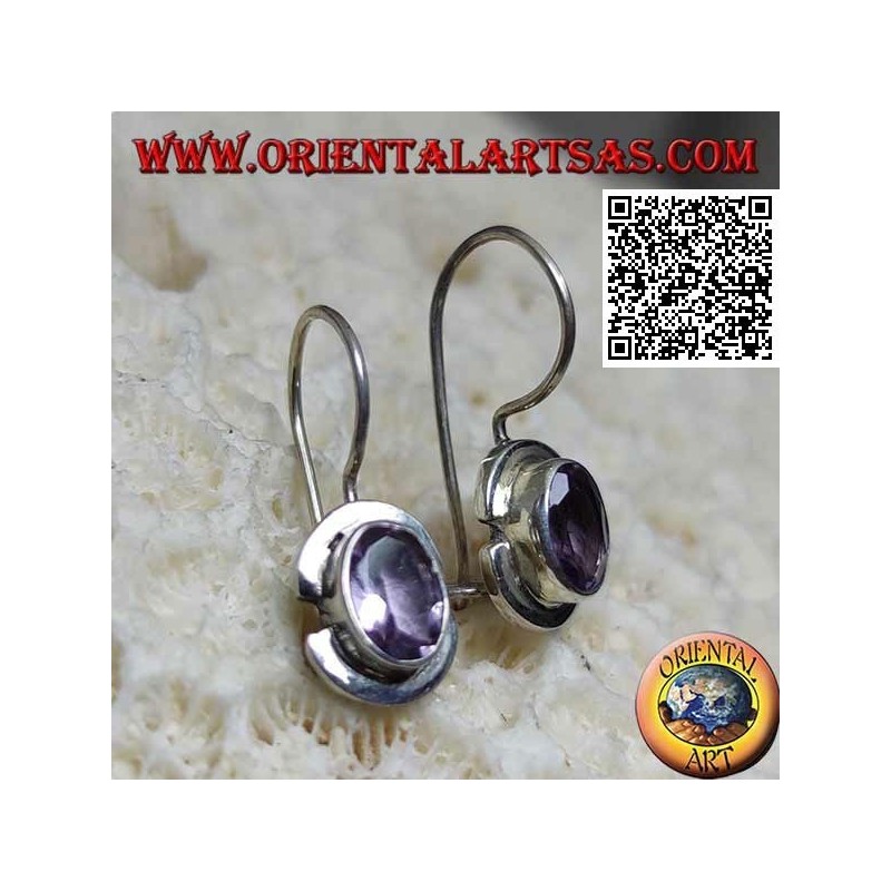 Orecchini in argento con ametista ovale naturale su montatura liscia con bordo spezzettato