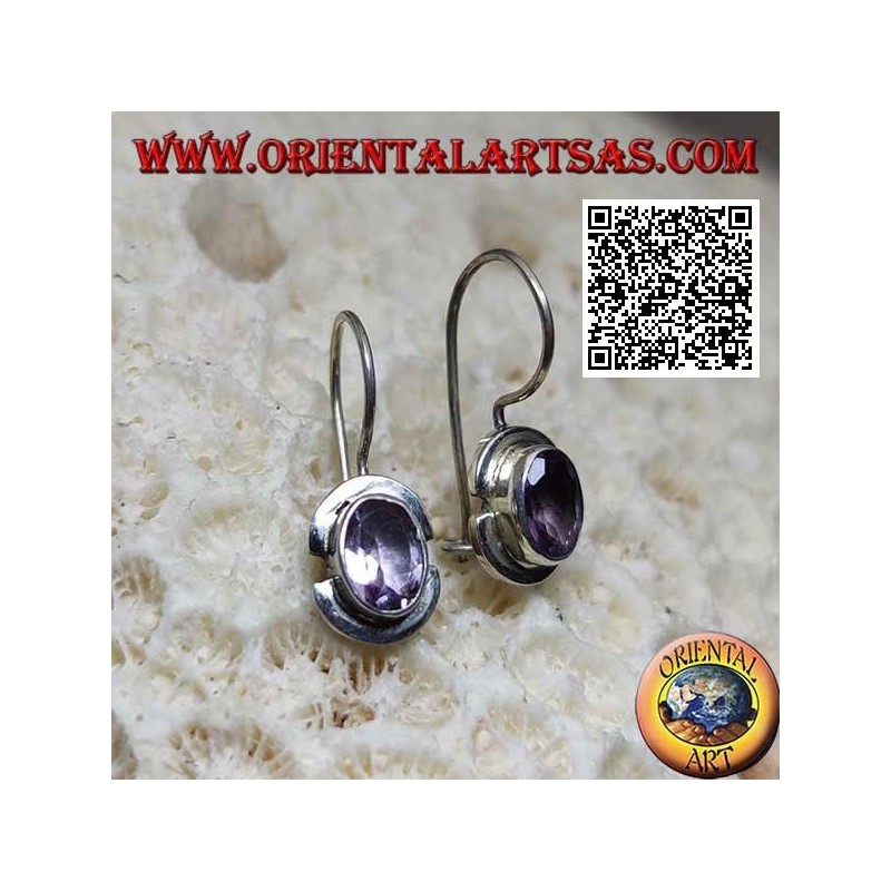 Boucles d'oreilles en argent avec améthyste ovale naturelle sur un cadre lisse avec un bord cassé