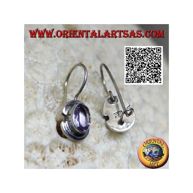 Boucles d'oreilles en argent avec améthyste ovale naturelle sur un cadre lisse avec un bord cassé