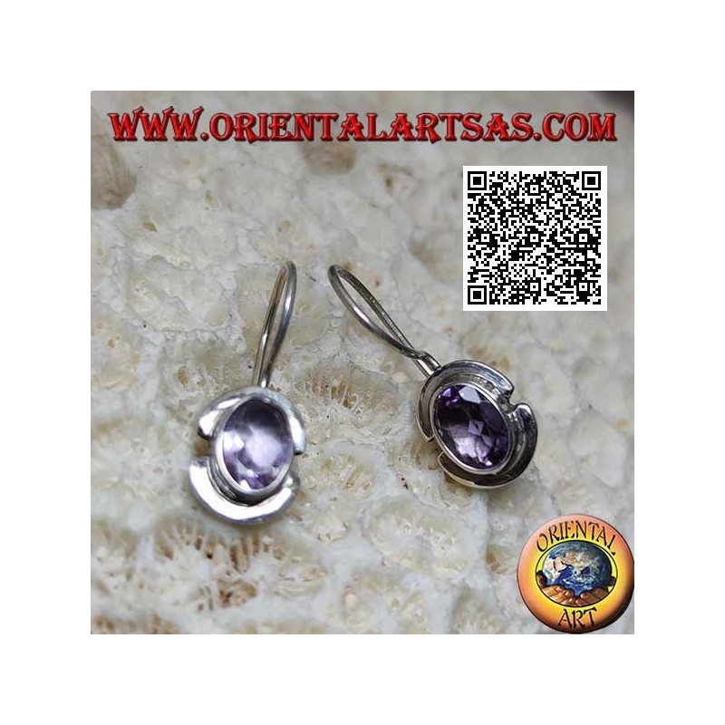 Orecchini in argento con ametista ovale naturale su montatura liscia con bordo spezzettato