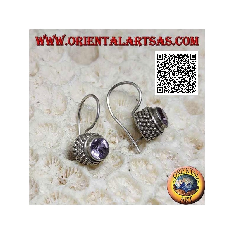 Boucles d'oreilles en argent avec améthyste ronde naturelle avec le bord de quatre rangées de boules