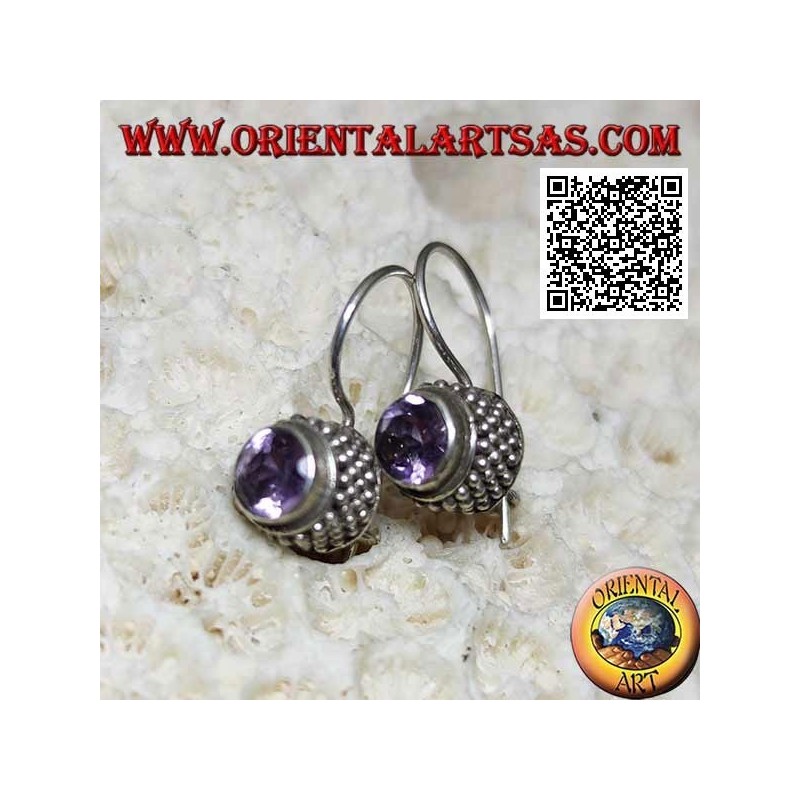 Boucles d'oreilles en argent avec améthyste ronde naturelle avec le bord de quatre rangées de boules