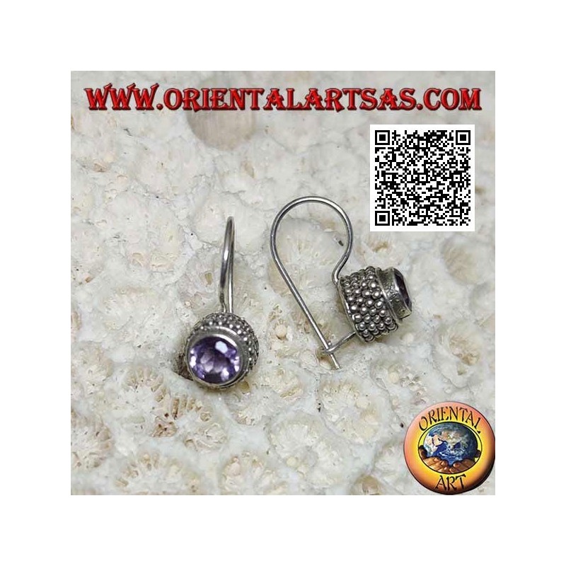 Boucles d'oreilles en argent avec améthyste ronde naturelle avec le bord de quatre rangées de boules