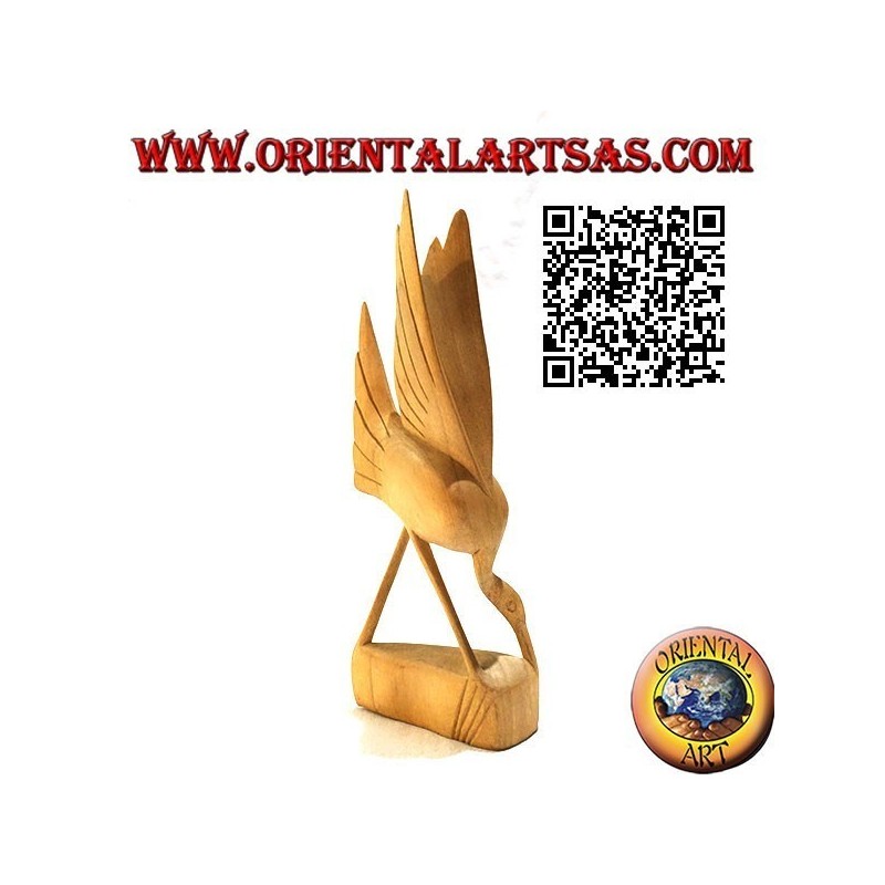 Sculpture d'un flamant rose nourri en bois d'hibiscus 20 cm