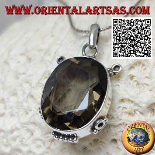 Ciondolo in argento con splendido quarzo fumé ovale sfaccettato su montatura liscia con inserti