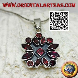 Colgante de plata con flor cuadrada de 14 granates facetados de varias formas