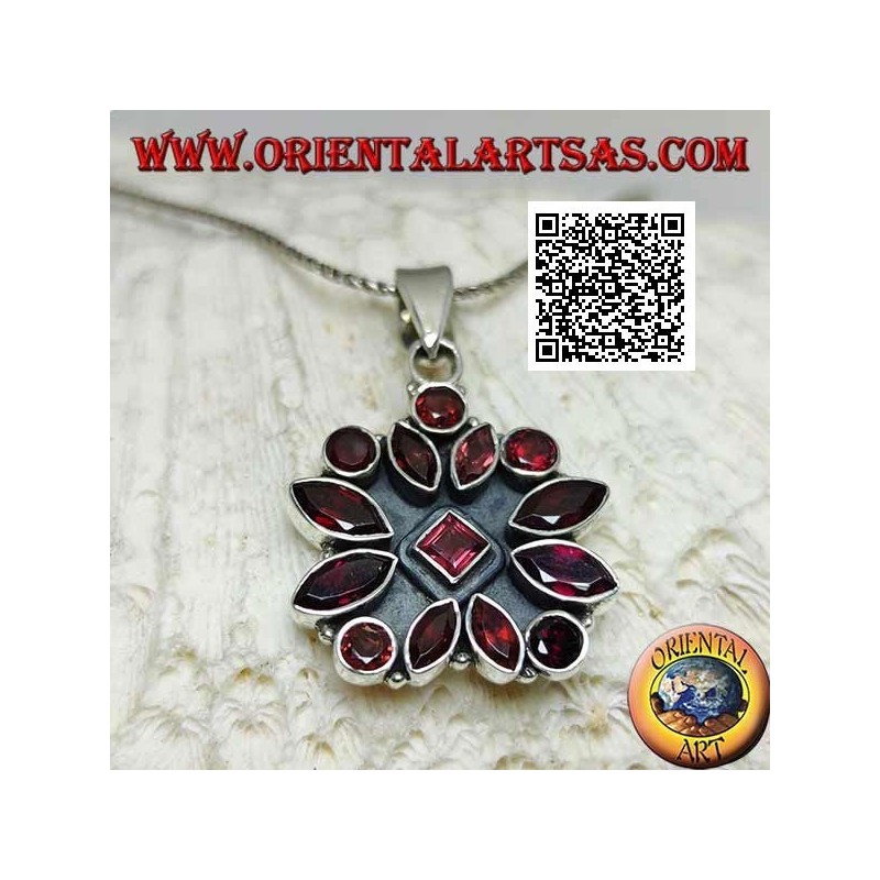 Pendentif en argent avec fleur carrée de 14 grenats facettés de formes variées