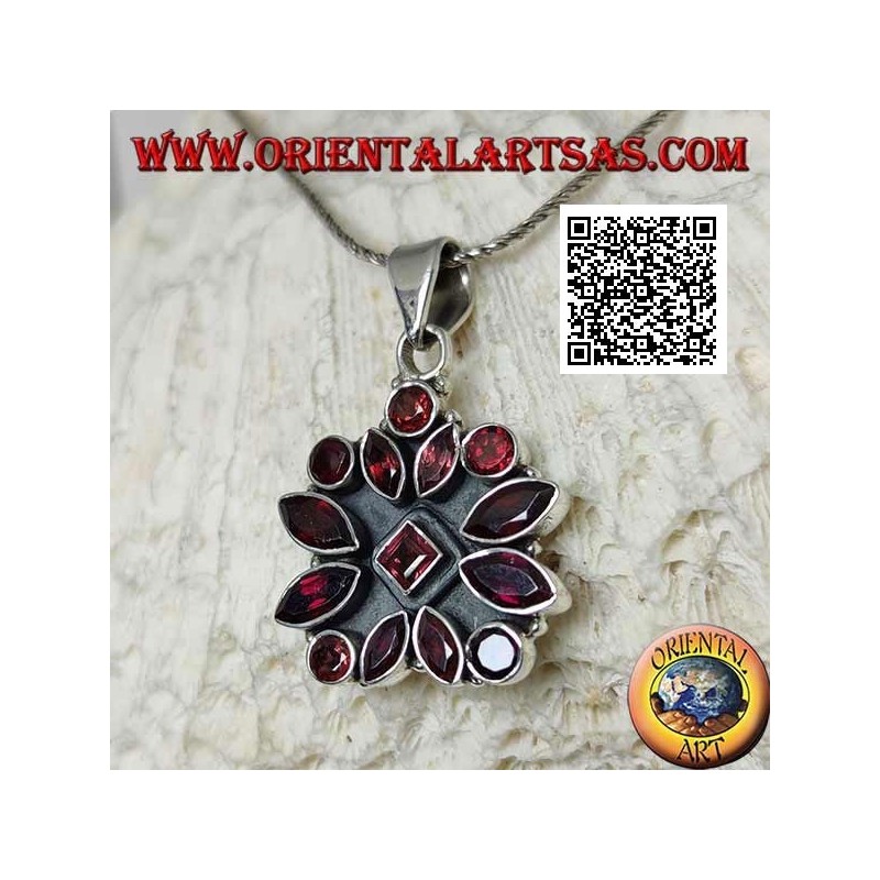 Pendentif en argent avec fleur carrée de 14 grenats facettés de formes variées