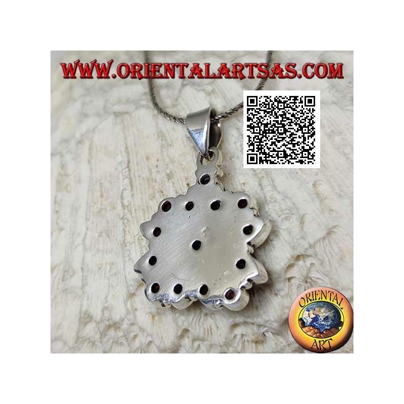 Pendentif en argent avec fleur carrée de 14 grenats facettés de formes variées