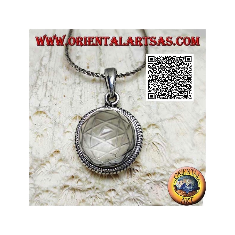 Ciondolo in argento con Sri Yantra inciso su cristallo di rocca tondo cabochon contornato da doppio intreccio