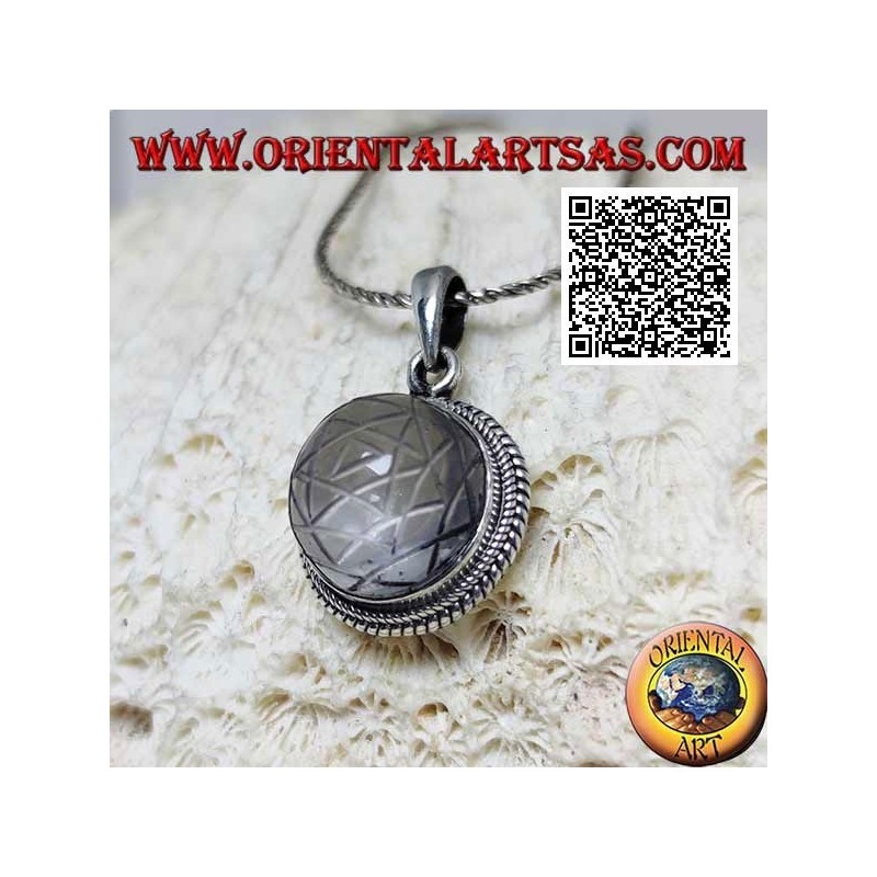 Pendentif en argent avec Sri Yantra gravé sur cristal de roche cabochon rond entouré d'un double tissage