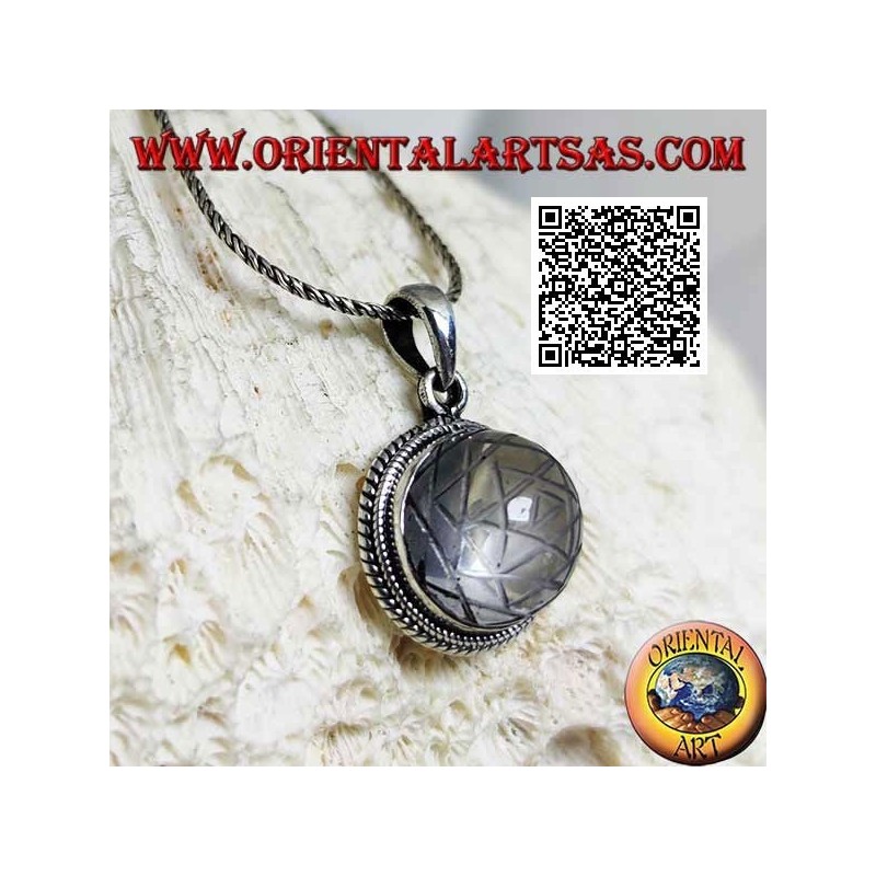 Ciondolo in argento con Sri Yantra inciso su cristallo di rocca tondo cabochon contornato da doppio intreccio