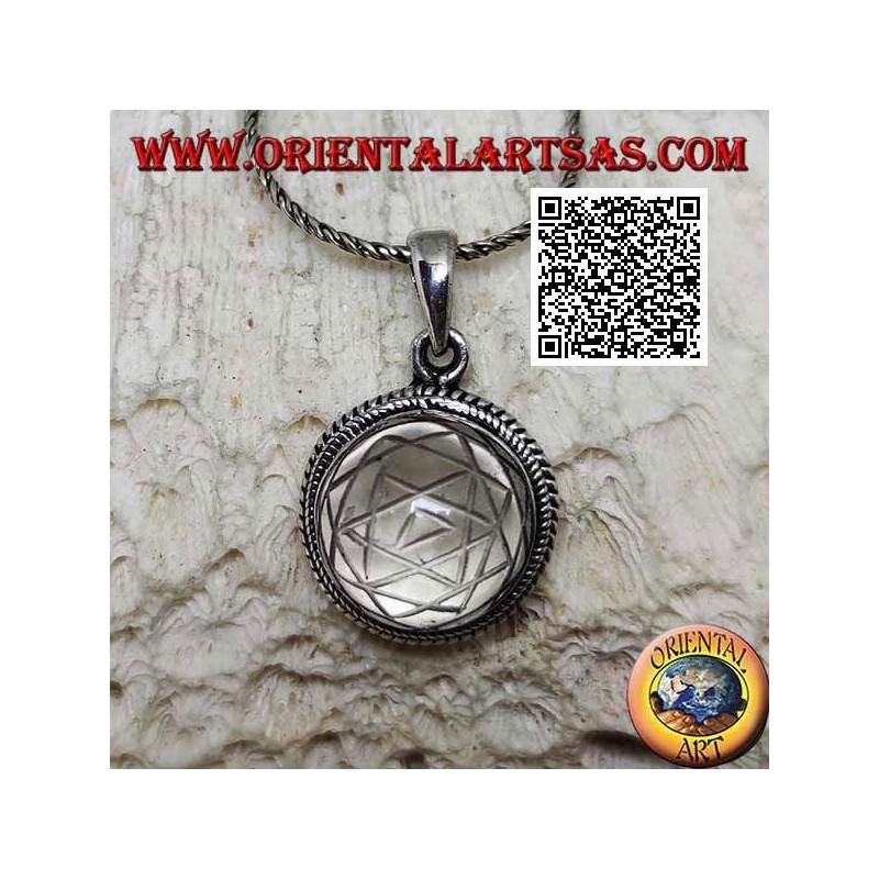 Ciondolo in argento con Sri Yantra inciso su cristallo di rocca tondo cabochon contornato da doppio intreccio