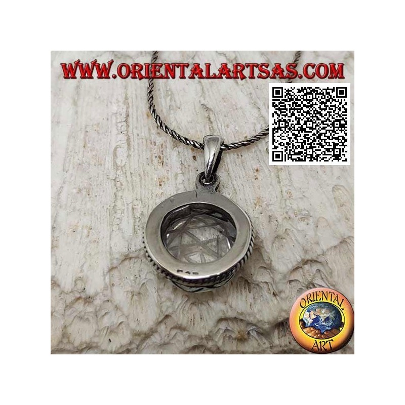 Ciondolo in argento con Sri Yantra inciso su cristallo di rocca tondo cabochon contornato da doppio intreccio