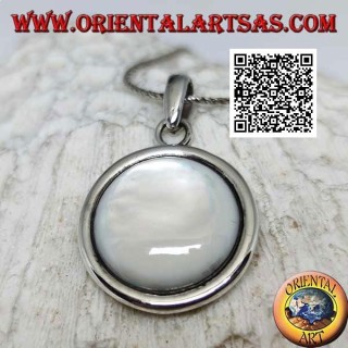 Silver pendant with round cabochon mother-of-pearl surrounded by a smooth edge