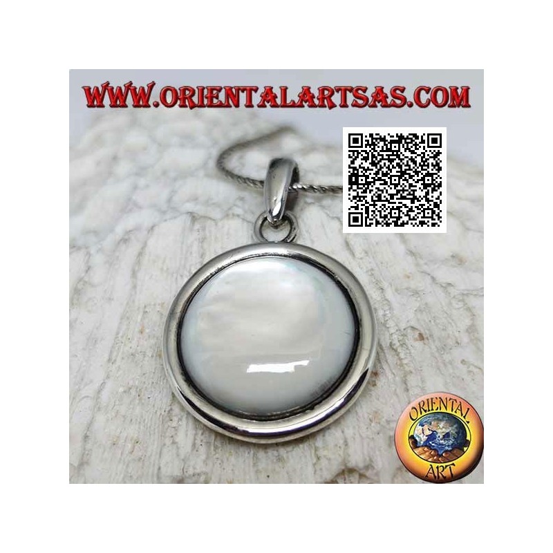 Silver pendant with round cabochon mother-of-pearl surrounded by a smooth edge