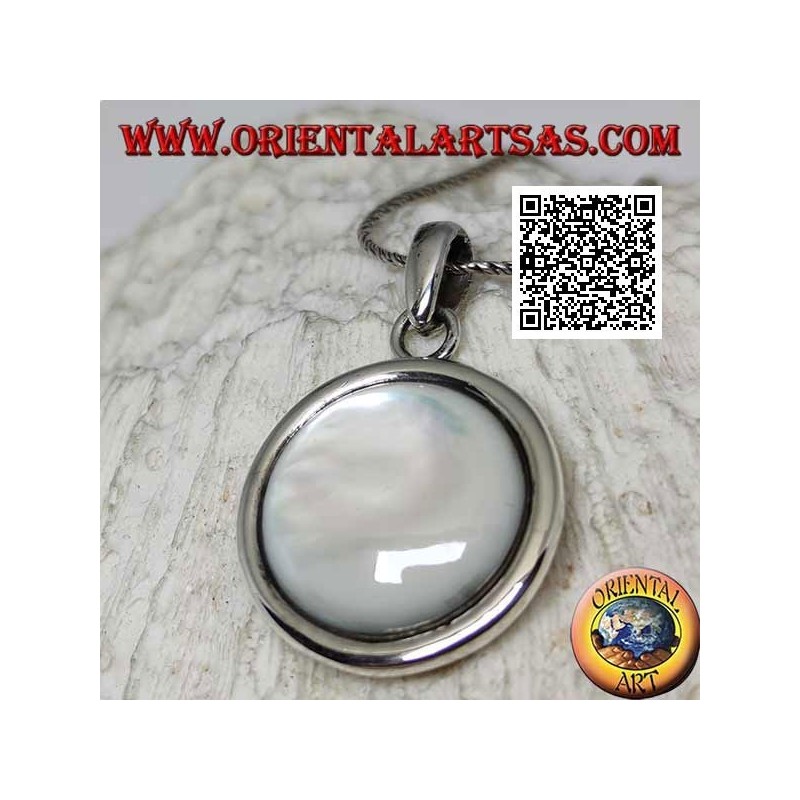 Silver pendant with round cabochon mother-of-pearl surrounded by a smooth edge