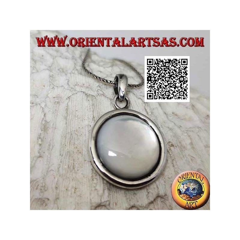 Silver pendant with round cabochon mother-of-pearl surrounded by a smooth edge