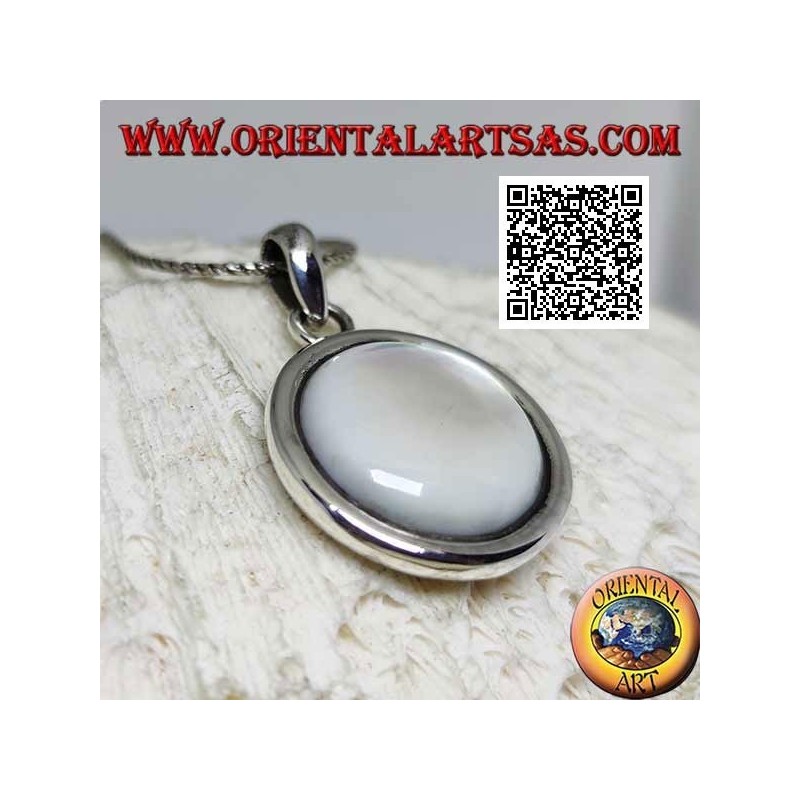 Pendentif en argent avec cabochon rond en nacre entouré d'un bord lisse