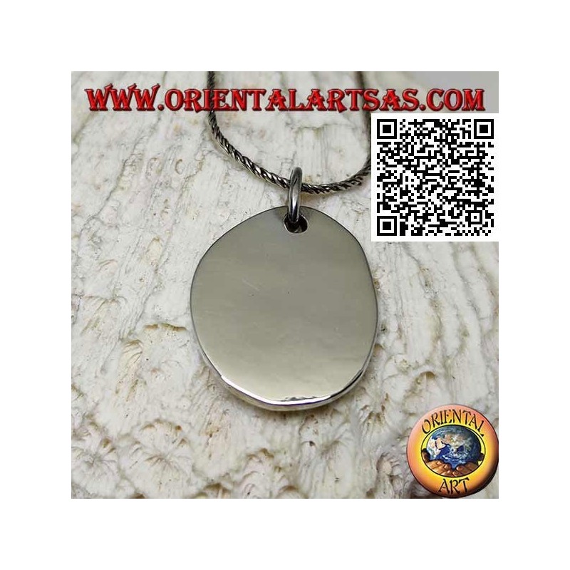 Colgante de plata con medalla lisa de forma ovalada