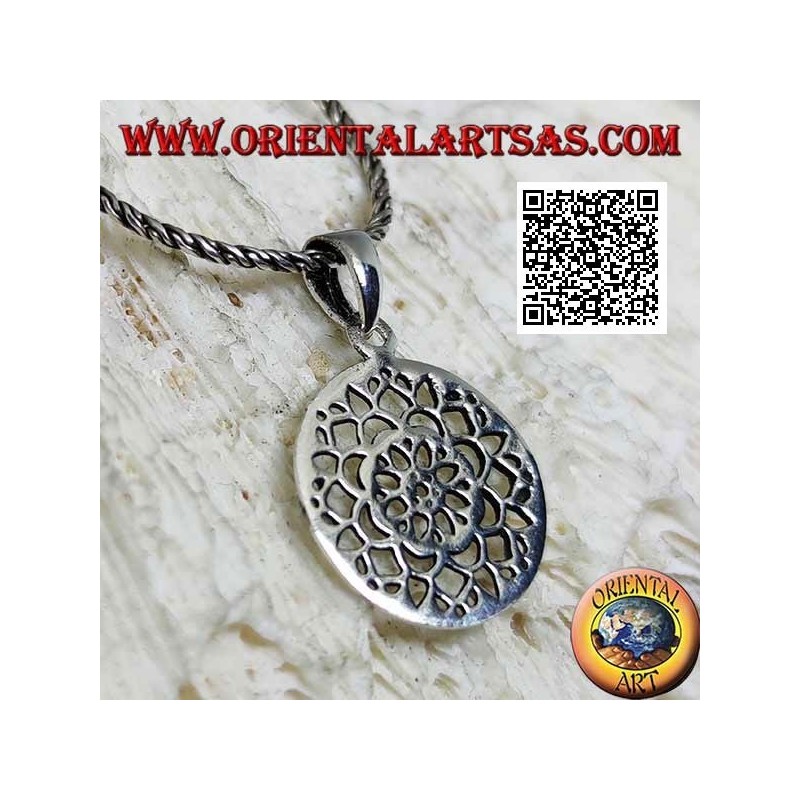 Colgante de plata con flor de loto perforada en medalla circular