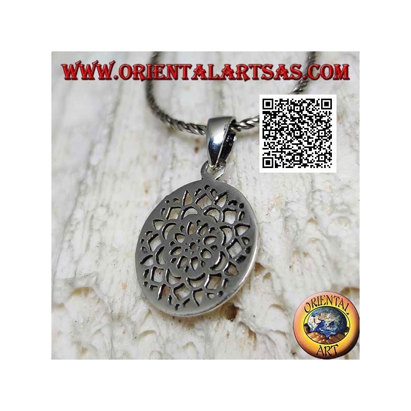 Silberanhänger mit einer Lotusblume in einer kreisförmigen Medaille durchbohrt