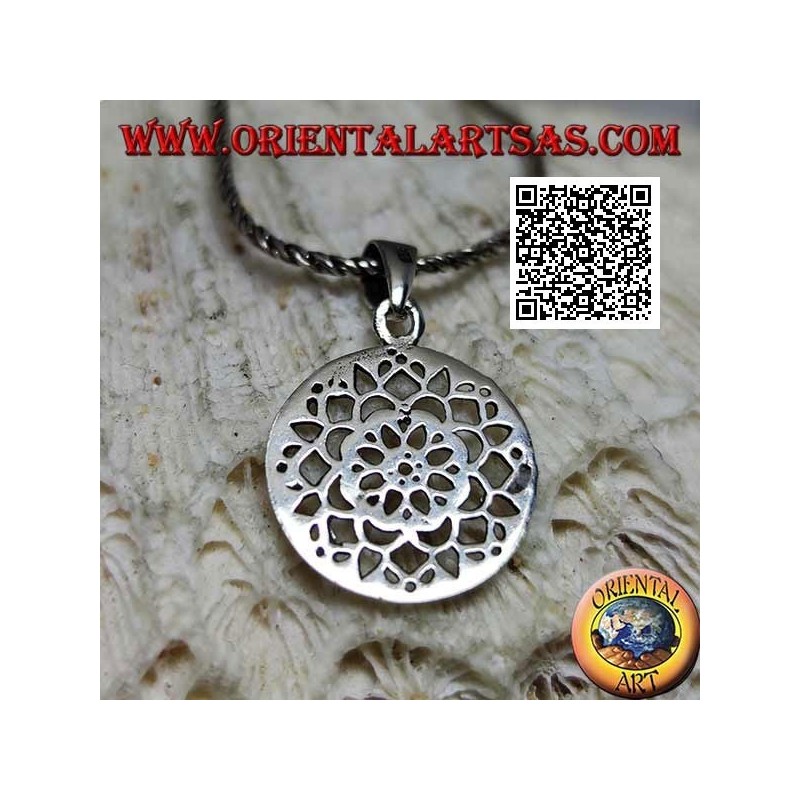 Pendentif en argent avec une fleur de lotus percée d'une médaille circulaire