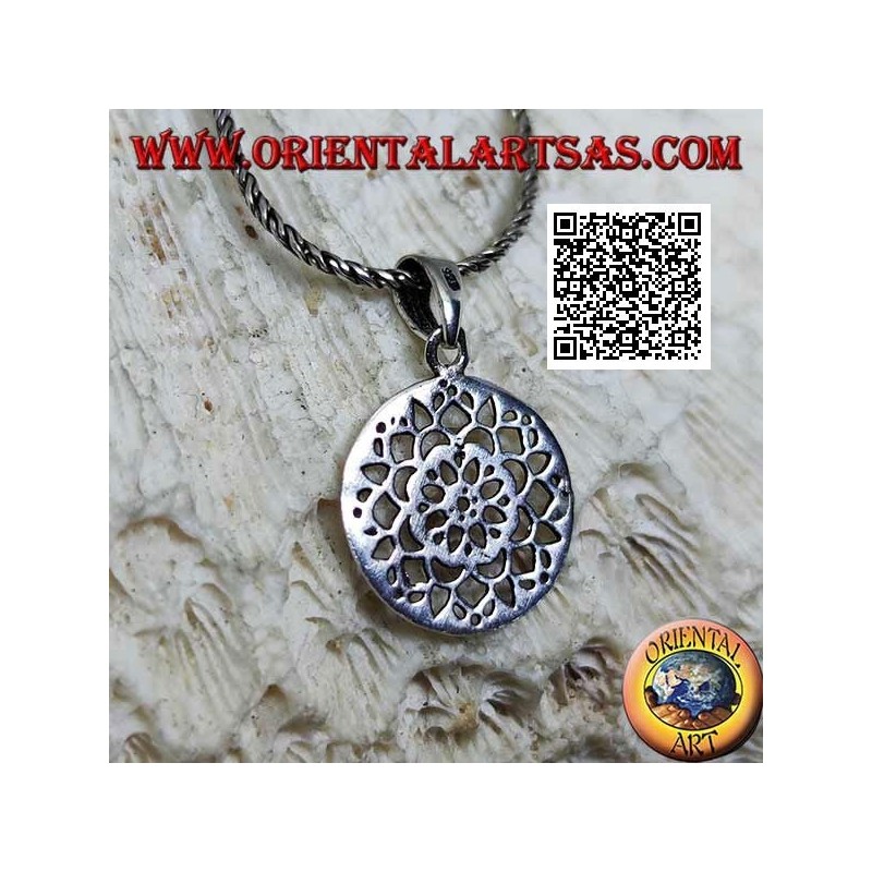 Colgante de plata con flor de loto perforada en medalla circular